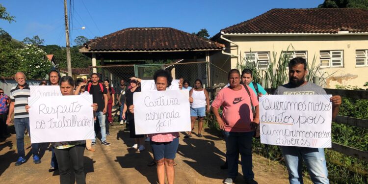 Funcionários do abrigo Rêgo Barros de Macabu fazem manifestação por salário atrasado e direitos trabalhistas