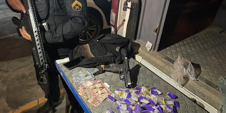 PM detém seis criminosos por tráfico de drogas após troca de tiros em Rio das Ostras