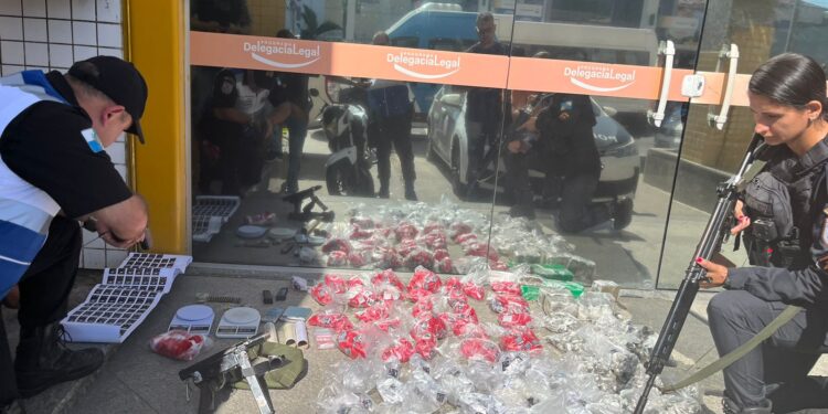 Foragido da Justiça e líder de facção em Macaé é preso; submetralhadora e drogas são apreendidas