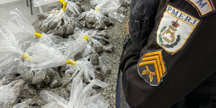 PM prende dois acusados de tráfico de drogas em Conceição de Macabu