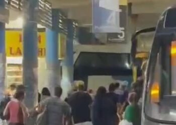 Ônibus invade plataforma na Rodoviária Roberto Silveira, em Campos