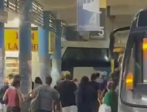 Ônibus invade plataforma na Rodoviária Roberto Silveira, em Campos
