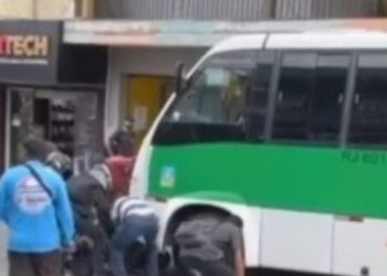 Idoso em cadeira de rodas é atropelado por ônibus de turismo em Búzios