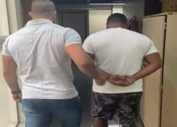 Homem é preso em flagrante após agredir esposa com socos e chutes, em Campos