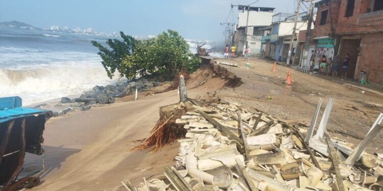 Mar avança sobre rua e casa desaba, no bairro Fronteira, em Macaé