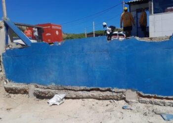 Grupo de 60 estudantes da UERJ despenca de quiosque embargado na Praia das Conchas, em Cabo Frio