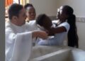 Padre dá puxão em criança durante batizado em São Sebastião do Alto