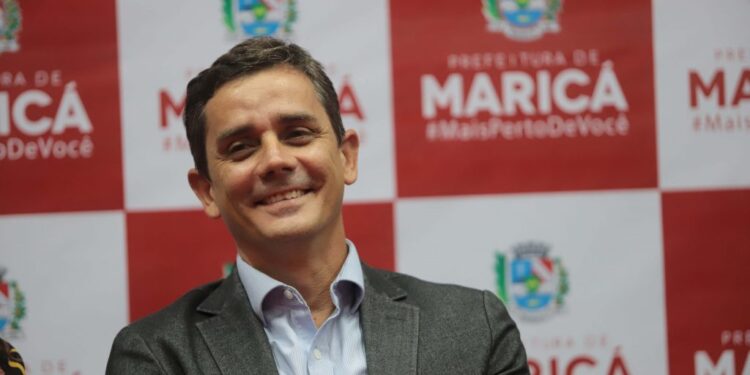 MPRJ ajuíza ação de improbidade contra o prefeito de Maricá por autopromoção com o uso do serviço de transporte gratuito