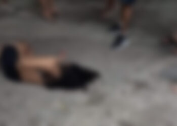 Mulher é esfaqueada e arremessada de carro em Cabo Frio