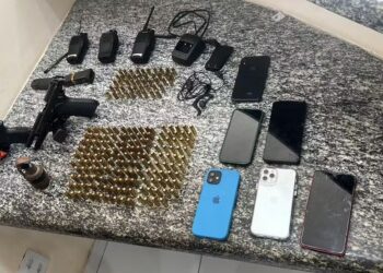 Cinco presos por tráfico de drogas e armas em Saquarema após denúncia de invasão domiciliar