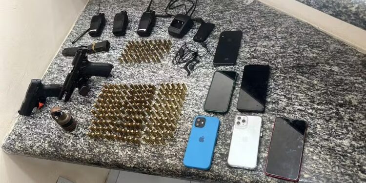Cinco presos por tráfico de drogas e armas em Saquarema após denúncia de invasão domiciliar