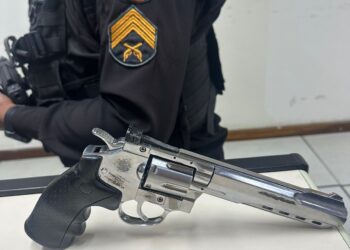 Homem armado e com tornozeleira eletrônica é preso em Rio das Ostras