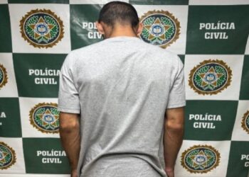 Homem é preso no pátio da delegacia após perseguir ex-companheira em Campos