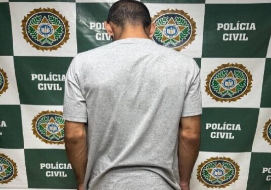 Homem é preso no pátio da delegacia após perseguir ex-companheira em Campos