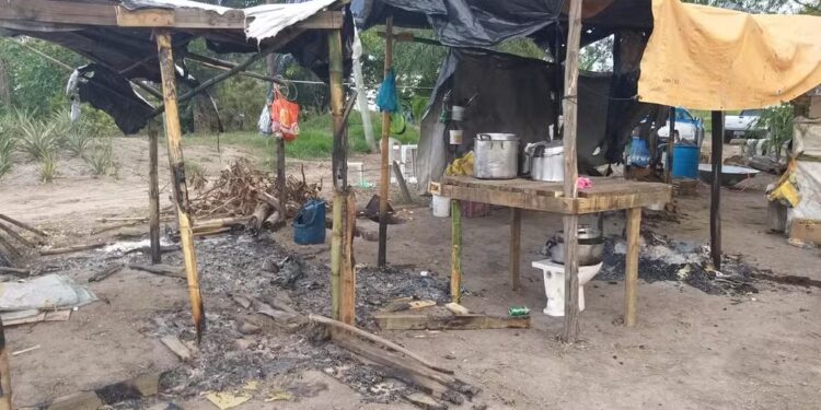 Homens armados colocam fogo em acampamento de famílias em Silva Jardim
