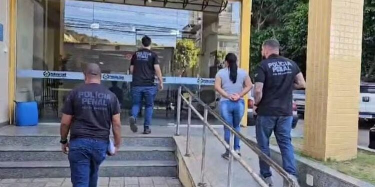 Mãe de detento é flagrada tentando entrar em presídio com drogas escondidas dentro de amaciante em Itaperuna