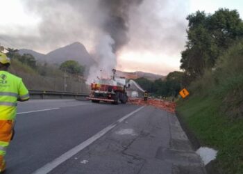 Caminhão tomba, pega fogo e interdita Via Lagos
