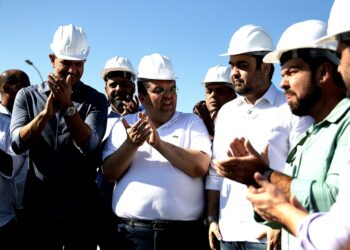 Obra de duplicação da Ponte da Barra recebe visita do governador Cláudio Castro