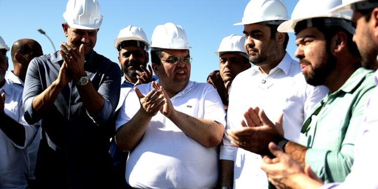 Obra de duplicação da Ponte da Barra recebe visita do governador Cláudio Castro