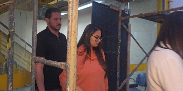 Ex-apresentador da Inter TV presta depoimento após acusações de assédio em Cabo Frio