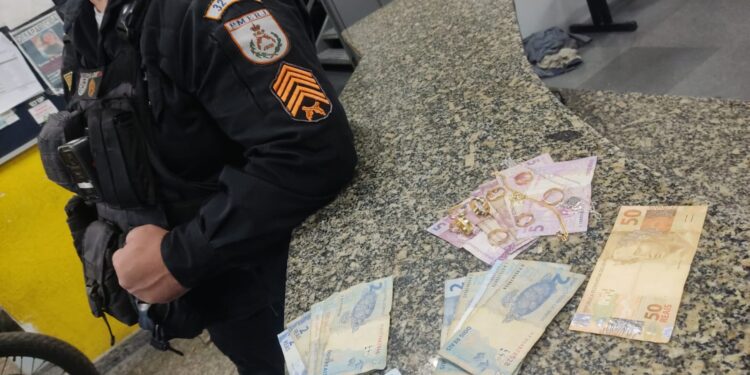 Policiais do 32° BPM prendem elemento que tentava furtar lojas no Shopping Plaza Rio das Ostras