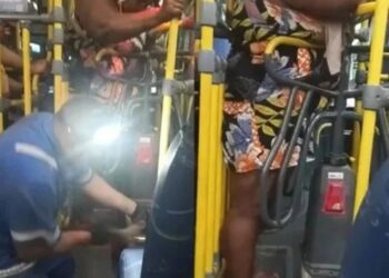 Mulher fica presa em catraca de ônibus por mais de 2 horas, em Cabo Frio