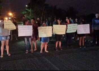 Moradores fazem protesto na RJ-158, em São Fidélis: ‘não queremos asfalto meia-boca’