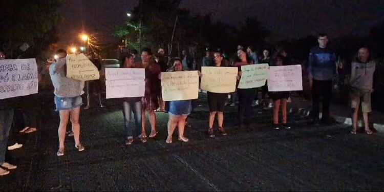 Moradores fazem protesto na RJ-158, em São Fidélis: ‘não queremos asfalto meia-boca’