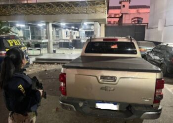 PRF recupera carro roubado no km 78 da BR-101, em Campos