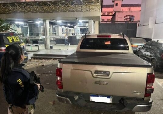 PRF recupera carro roubado no km 78 da BR-101, em Campos