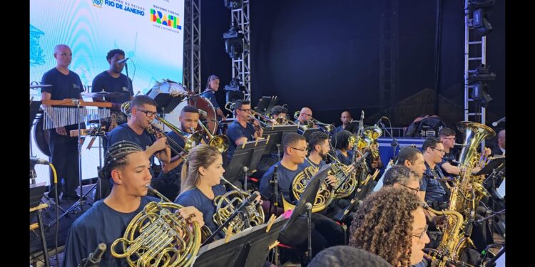 Orquestra de Sopros Nova Aurora se apresenta no aniversário de Macaé