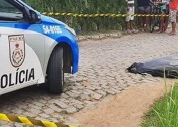 Corpo de homem é encontrado com marca de tiros, na Baixada Campista