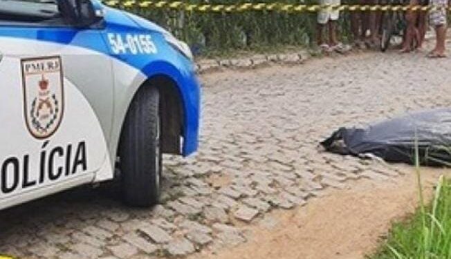 Corpo de homem é encontrado com marca de tiros, na Baixada Campista