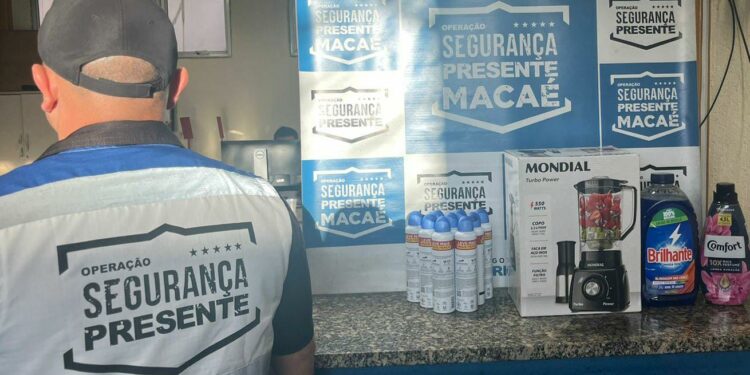 Polícia prende mulher com várias anotações criminosas após furto em Macaé