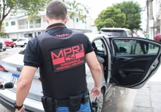 GAECO/MPRJ cumpre mandados de prisão contra policiais civis em São Pedro da Aldeia