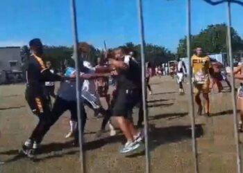 Goleiro Bruno se envolve em nova confusão após jogo de futebol em Araruama