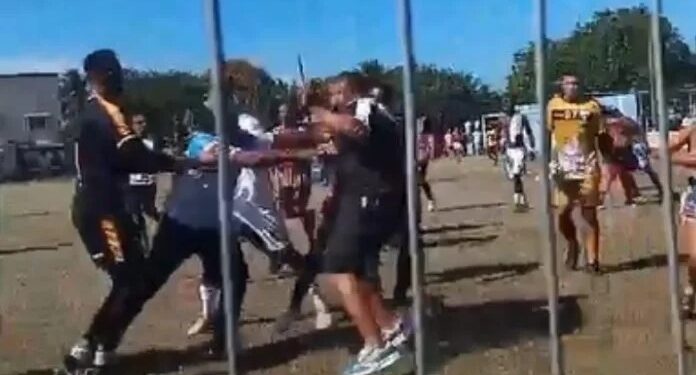 Goleiro Bruno se envolve em nova confusão após jogo de futebol em Araruama
