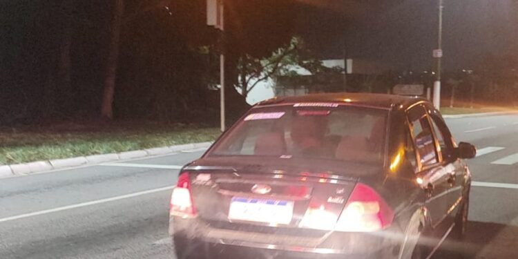 PM recupera veículo roubado, apreende revólver e prende dois indivíduos na na RJ106, entre Rio das Ostras e Macaé