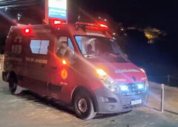 Homem de 68 anos morre afogado em Búzios após ser arrastado por onda durante pescaria