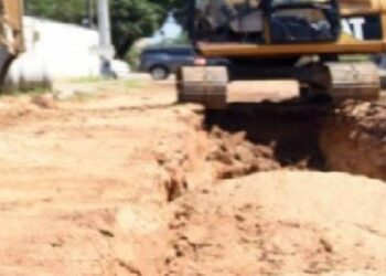Dois operários são soterrados em obra de galeria pluvial em Campos