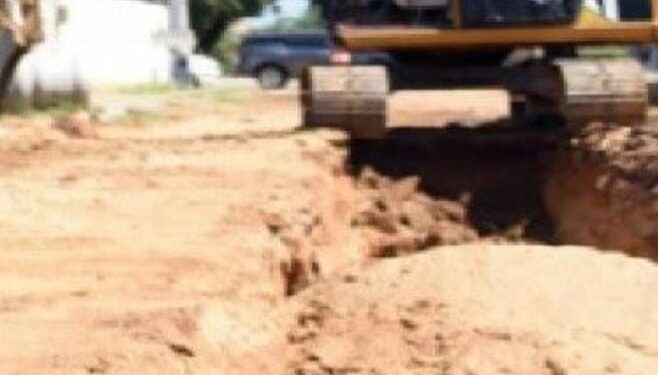 Dois operários são soterrados em obra de galeria pluvial em Campos