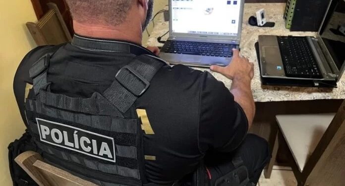 Homem é preso por armazenar conteúdo de pornografia infantil em Rio das Ostras