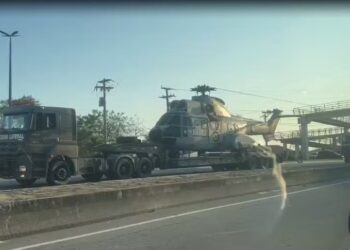 Helicóptero da Marinha transportado por caminhão bate em fios e trânsito é interditado em São Pedro da Aldeia