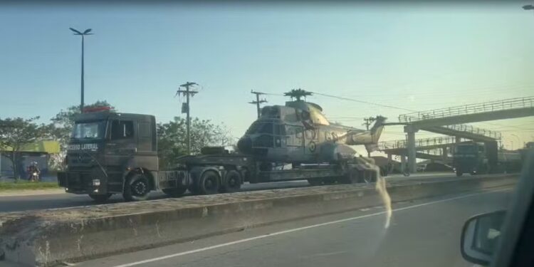 Helicóptero da Marinha transportado por caminhão bate em fios e trânsito é interditado em São Pedro da Aldeia