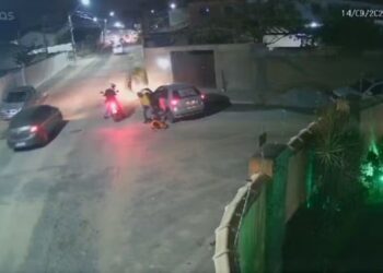 Motorista é rendido e assaltado por dois homens armados, em Araruama