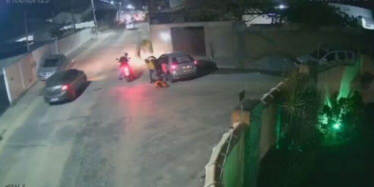 Motorista é rendido e assaltado por dois homens armados, em Araruama