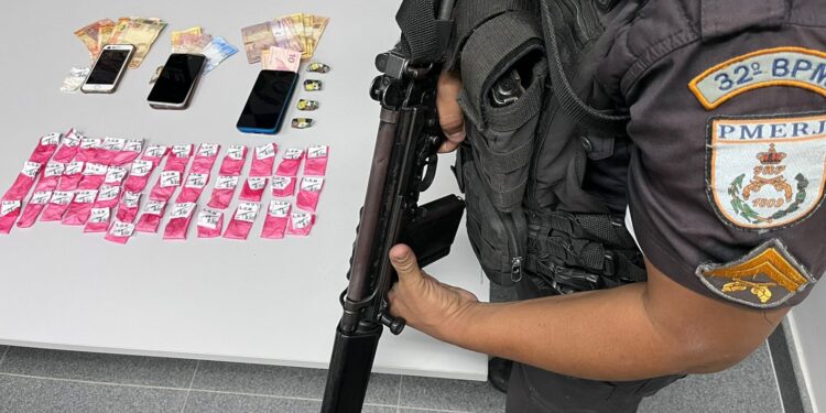 Polícias Militar e Civil apreendem drogas e prendem três criminosos em ação conjunta no Lagomar, em Macaé