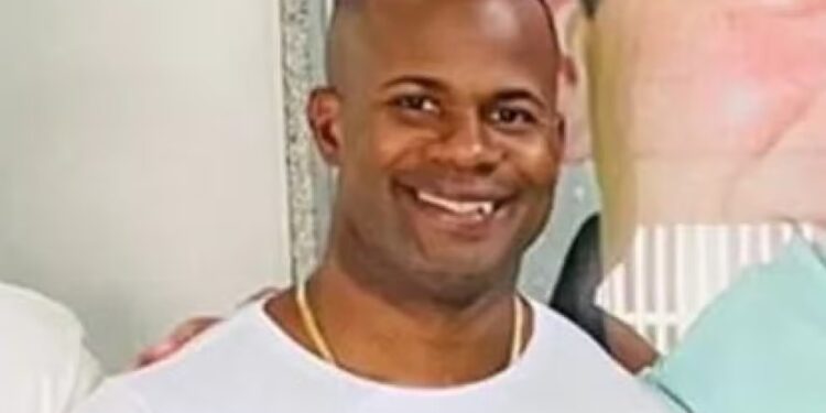 Rodrigo Negão, réu por 5 homicídios em Maricá e suspeito de integrar uma narcomilícia, é assassinado na varanda de casa