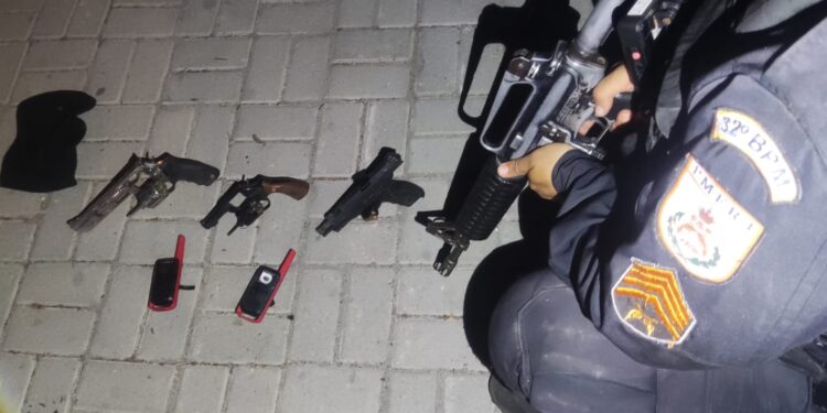 PM desarticula esconderijo de facção após troca de tiros com criminosos em Casimiro de Abreu