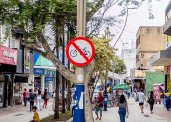 Ação educativa busca coibir circulação de bicicletas no calçadão da Rui Barbosa